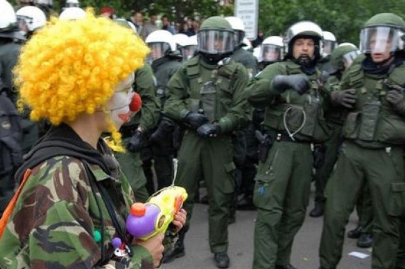 clown_army_erschreckt_polizisten